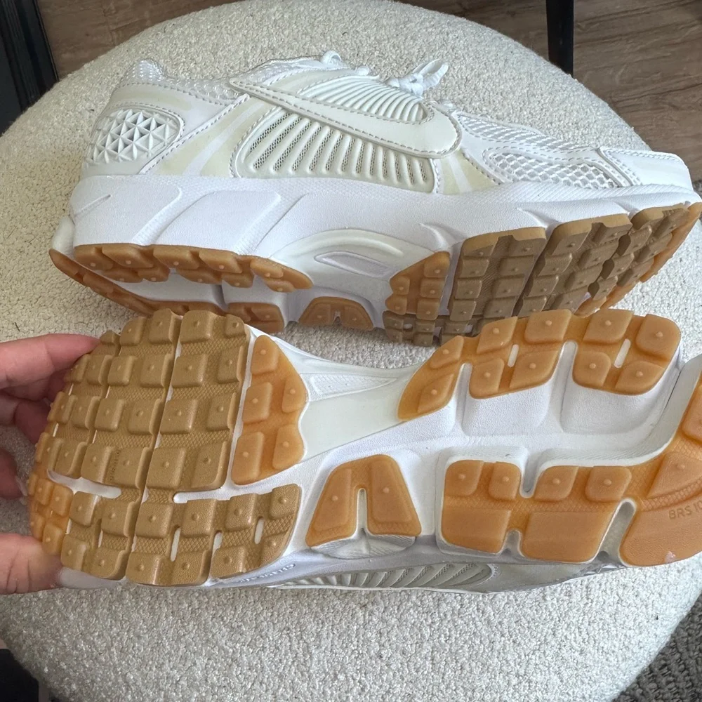 Women’s Nike Zoom Vomero 5 - Picture 2 of 4